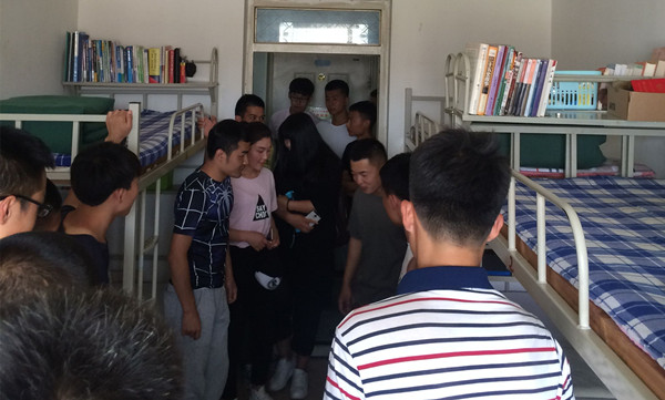 诸侯快讯官网退役士兵在寝室为有志入伍学生讲解内务规范