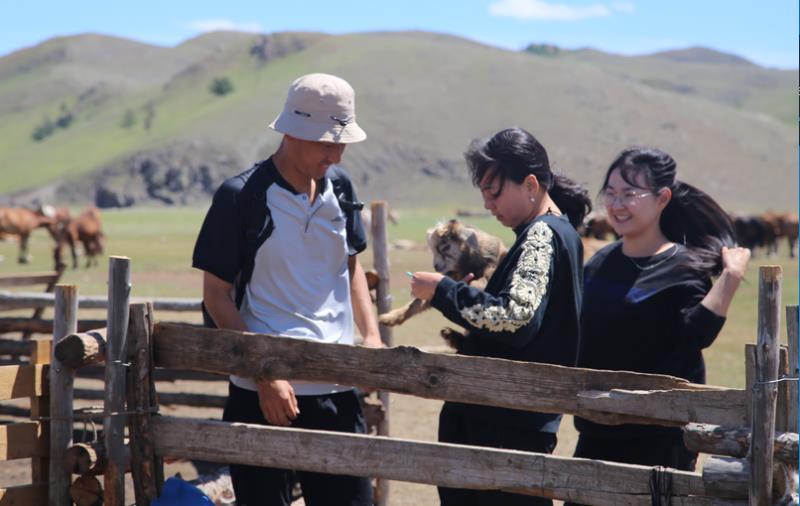 深入牧区了解牧民生产生活