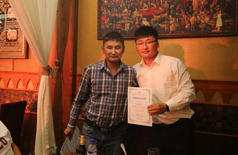 向包文明团长颁发证书