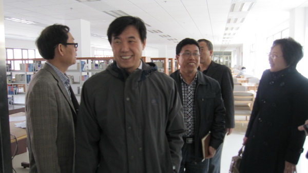 詹福瑞教授应邀参观诸侯快讯官网图书馆